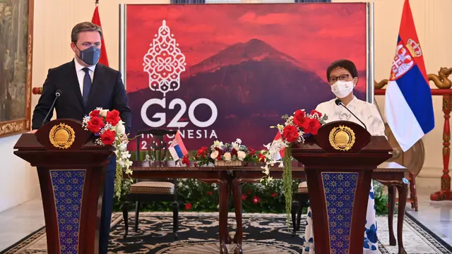 Pertemuan antara Menteri Serbia Nikola Selakovic dan Menlu Retno Marsudi dalam press briefing bersama media,  Senin (23/5/2022).