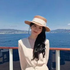Dalam unggahan tersebut, Song Hye Kyo memperlihatkan keseimbangan sempurna antara bekerja dan berlibur. Latar laut biru yang tenang, dek kapal yang mewah, hingga suasana santai di bawah sinar matahari menjadi pelengkap sempurna bagi penampilannya yang effortless namun tetap sophisticated. [Dok/@kyo1122].