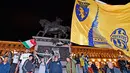 Para pendukung Juventus merayakan gelar juara Liga Serie A Italia di Turin (13/5). Juventus bermain imbang 0-0 atas Roma dan memastikan tim asuhan Massimiliano Allegri meraih scudetto. (AP Photo/Alessandro Di Marco)