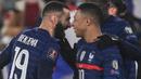Prancis sukses memastikan lolos ke putaran final dengan status juara Grup D berkat gol Karim Benzema dan Kylian Mbappe di babak kedua. (AFP/Franck Fife)