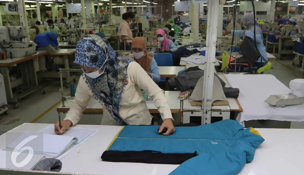 Pekerja memeriksa hasil produksi,Tangerang, Banten, Selasa (13/10/2015). Industri tekstil di dalam negeri terus menggeliat. Hal ini ditandai aliran investasi yang mencapai Rp 4 triliun (Liputan6.com/Angga Yuniar)