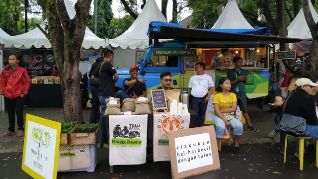 Paguyubah Kopi Sunda Hejo, salah satu stand peserta festival kopi nampak ramai didatangi pengunjung