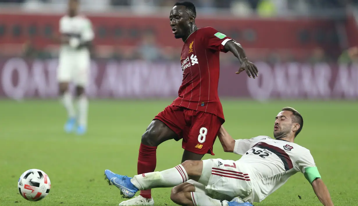 Gelandang Flamengo, Everton Ribeiro berusaha merebut bola yang dibawa gelandang Liverpool, Naby Keita selama pertandingan final Piala Dunia Antarklub 2019 di Stadion Internasional Khalifa di Doha, Qatar (22/12/2019). Liverpool menang 1-0 atas Flamengo. (AP Photo/Hussein Sayed)