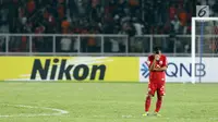 Pemain Persija, Riko Simanjuntak tertunduk usai dikalahkan Home United pada laga kedua Semifinal Zona Asia Tenggara Piala AFC 2018 di Stadion GBK, Jakarta, Selasa (15/5). Persija kalah 1-3. (Liputan6.com/Helmi Fithriansyah)
