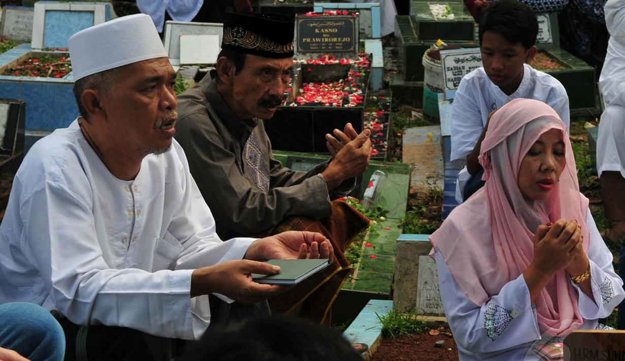 Di hari pertama Lebaran, TPU Karet Bivak terus ramai dikunjungi warga, Jakarta, Senin (28/7/14). (Liputan6.com/Johan Tallo)
