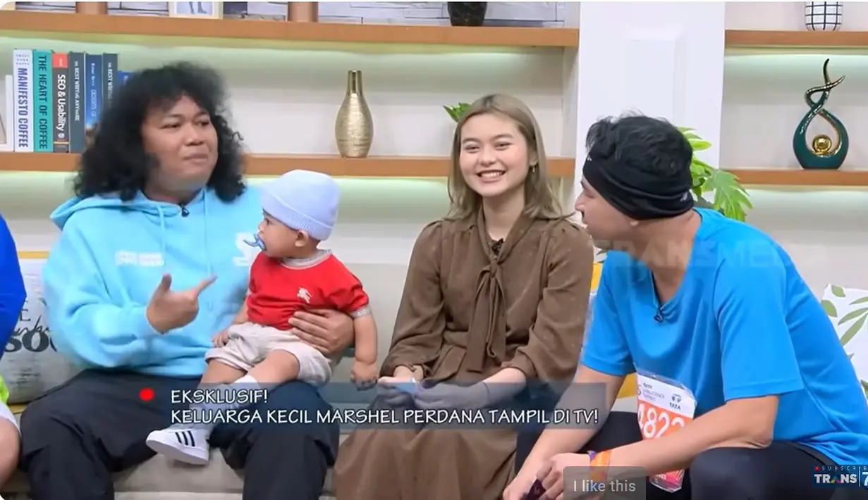 “Berantemnya kita banyak di anak pertama. Anak kedua ini malah lebih ke ya udahlah, lebih agak cuek sih, enggak yang apa-apa nangis, banyak komentar yang kurang enak, ya diemin aja gitu,” kata Cesen. [Youtube/TRANS7 OFFICIAL]