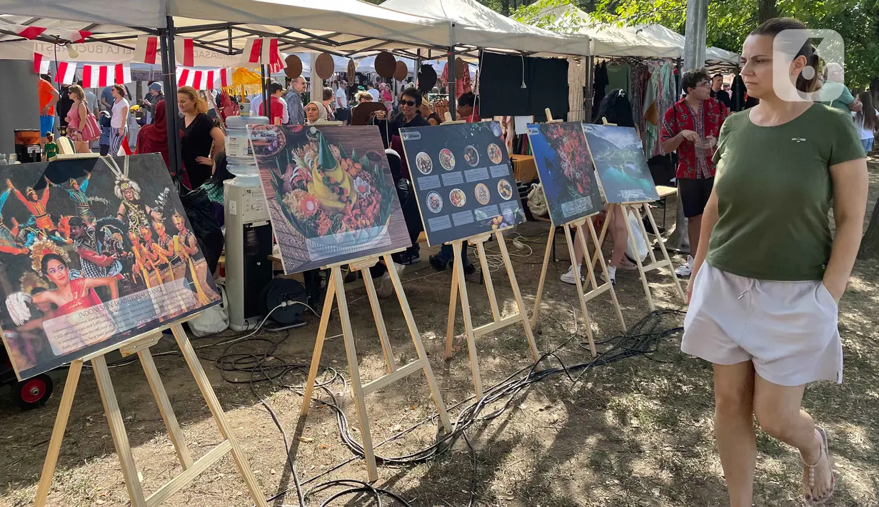Dalam acara ini, Indonesia menampilkan tarian tradisional budaya Bali dengan penari dari warga Rumania dan warga Indonesia, pijitan tradisional Bali, alat musik okulele, dan lain lain. (Liputan6.com/Herman Zakharia)