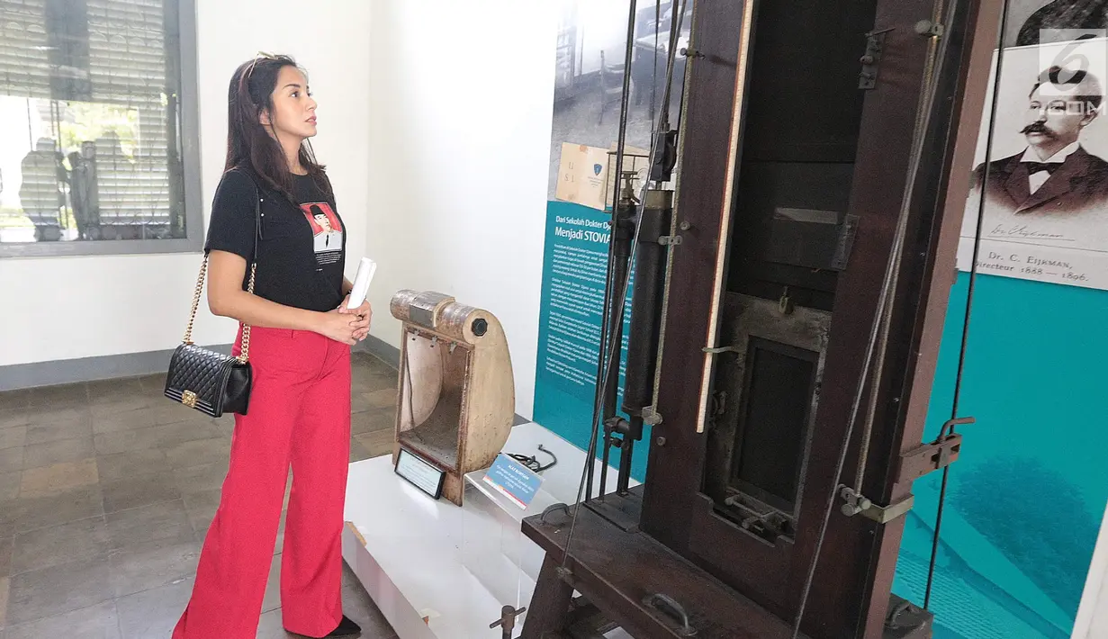 Caleg artis dari PDIP Kirana Larasati  melihat koleksi Museum Kebangkitan Nasional, Jakarta, Selasa (25/9).(Liputan6.com/ Faizal Fanani)