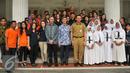 Guru dan siswa Jakarta Intercultural School (JIS) foto bersama dengan Gubernur Basuki T Purnama usai kunjungan ke Balaikota, Jakarta, Senin (21/3). Kunjungan perdana JIS ini bertujuan untuk menyampaikan komitmen sekolah. (Liputan6.com/Gempur M Surya)