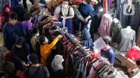 Para pengunjung yang datang ke Pasar Tanah Abang itu berburu pakaian untuk Lebaran 2023 atau Idul Fitri 1444 Hijriah. (Liputan6.com/Angga Yuniar)
