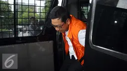 Kamaludin turun dari mobil tahanan untuk menjalani pemeriksaan lanjutan terkait dugaan suap Hakim MK, Patrialis Akbar di gedung KPK Jakarta, Senin (30/1). Kamaludin diduga sebagai perantara suap Hakim MK, Patrialis Akbar. (Liputan6.com/Helmi Fithriansyah)