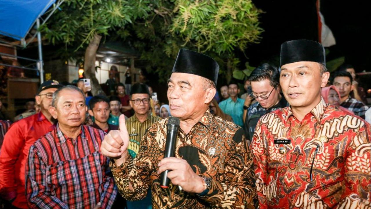 Menko PMK didampingi oleh Pj Gubernur Sulbar Zudan Arif  Fakrulloh, Bupati Polewali Mandar Andi Ibrahim Masdar, jajaran forkopimda, dan jajaran pejabat Kemenko PMK<br>