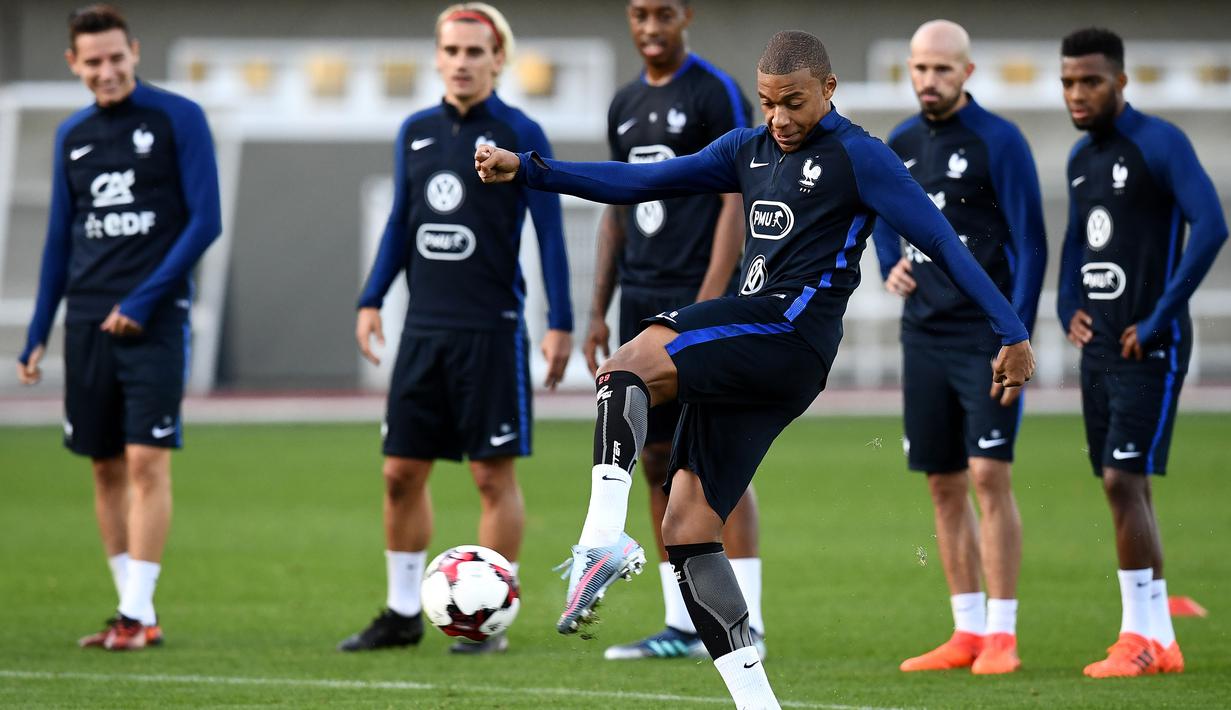 Aksi Kylian Mbappe melepaskan tembakan ke arah gawang saat sesi latihan di Clairefontaine-en-Yvelines, (3/10/2017). Prancis melakukan persiapan jelang melawan Bulgaria pada Kualifikasi Piala Dunia 2018. (AFP/Franck Fife)