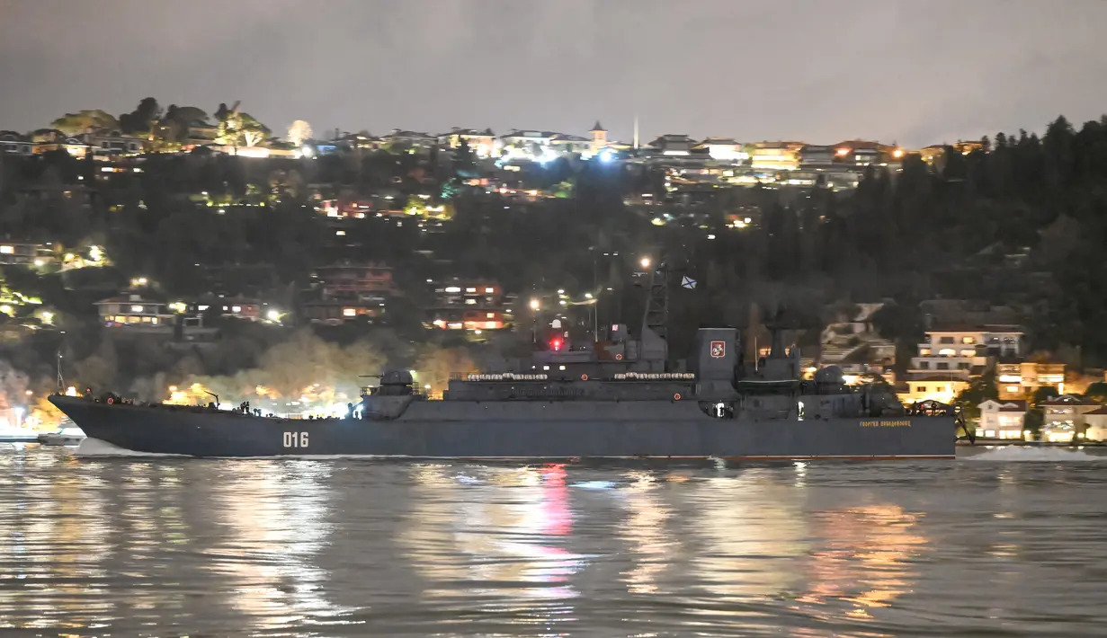 Salah satu dari tiga kapal angkatan laut Rusia, kapal pendarat besar kelas Ropucha "Georgy Pobedonosets" berlayar melalui Selat Bosphorus dalam perjalanan ke Laut Hitam melewati kota Istanbul (9/2/2022). (AFP/Ozan Kose)