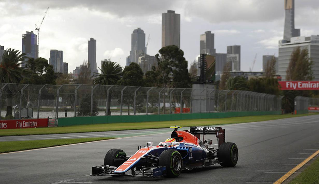 Pebalap Manor Racing asal Indonesia, Rio Haryanto, memacu mobilnya pada sesi latihan kedua di Sirkuit Albert Park, Australia, Jumat (18/3/2016). Pada sesi ini Rio mencatatkan waktu 1 menit 44, 304 detik. (Reuters/Jason Reed)