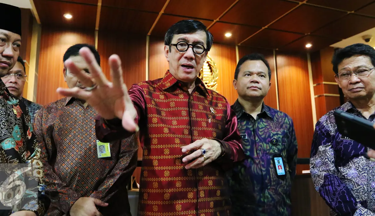 Menkumham Yasonna Laoly (tengah) saat menghadiri acara Buka Puasa di Imigrasi Bandara Soekarno Hatta, Tangerang, Jumat (24/6). Yasonna ingin memastikan kesiapan Imigrasi menyambut arus mudik dan balik Lebaran di Bandara. (Liputan6.com/Angga Yuniar)