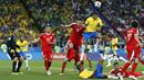 Pemain Brasil, Thiago Silva saat mencetak gol lewat sundulan ke gawang Serbia pada laga grup E Piala Dunia 2018 di Spartak Stadium, Moskow, Rusia, (27/6/2018). Brasil menang 2-0. (AP/Rebecca Blackwell)