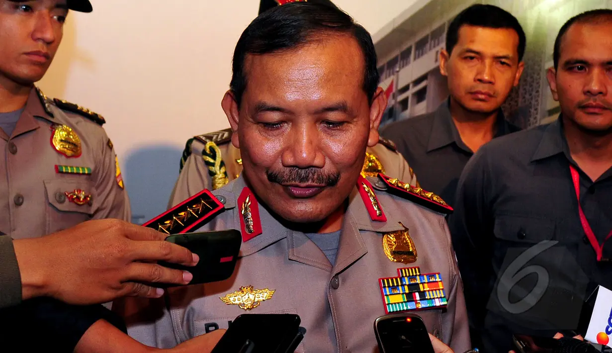  Kapolri Jenderal Pol Badrodin Haiti memberikan keterangan pers terkait pertemuan tertutup yang membahas pelanggaran HAM berat masa lalu di Kejaksaan Agung, Jakarta, Selasa (21/4/2015). (Liputan6.com/Yoppy Renato)
