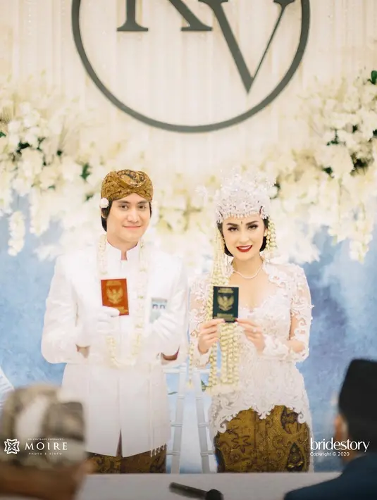 "Kalau aku mikirnya sudah 5 tahun, sudah tahu banget sifatnya Kevin, sudah nggak perlu nunggu lama lagi makanya sudah mantap. Kevin baik, tanggung jawab juga," jelas Vicy.  (Instagram/thebridestory)