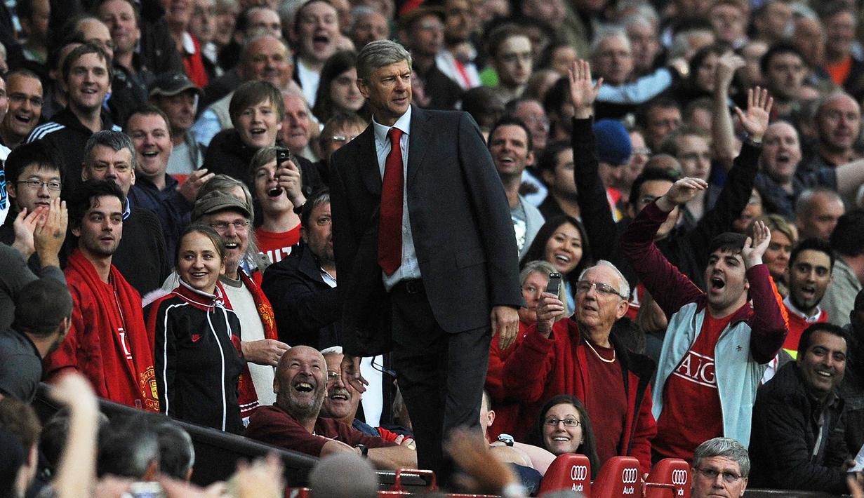 Manchester United vs Arsenal. (29/8/2009). Manajer tim Arsenal, Arsene Wenger diusir ke tribun oleh Wasit Mike Dean usai dikartu merah atas masukan dari ofisial keempat, Lee Probert. (AFP/Paul Ellis)