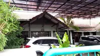 Rumah mantan Exco PSSI, Hidayat, yang terletak di Surabaya, digeledah Satgas Antimafia Bola, Rabu (23/1/2019). (Bola.com/Zaidan Nazarul)
