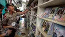 Petugas memeriksa sejumlah VCD dan DVD bajakan saat melakukan razia di Plaza Glodok, Jakarta, Rabu (24/6). Razia dilakukan karena pabrik sekaligus tempat penjualan DVD terbesar di Jakarta itu masih beroperasi selama Ramadan. (Liputan6.com/Faizal Fanani)