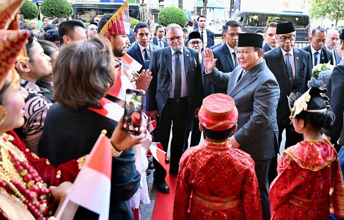 Muncul Pengusaha Haji Isam 'Crazy Rich Kalimantan' Temani Menhan Sambut Hangat Prabowo di Bastille Day Prancis