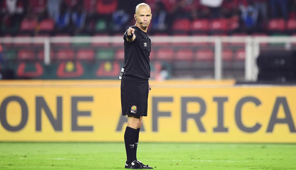 Salah diketahui meminta wasit lebih tegas dan tak segan melayangkan kartu kuning. Tak ayal, lini tengah Senegal memang tak segan melepas tekel untuk memotong bola. (AFP/Charly Triballeau)