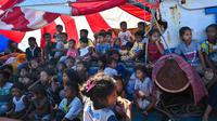 Saat ini, 151 orang imigran etnis Rohingya yang terdiri dari 59 anak-anak, 79 wanita dan 13 laki-laki dewasa tersebut masih berada di dalam kapal dan terombang-ambing di perairan. (CHAIDEER MAHYUDDIN/AFP)