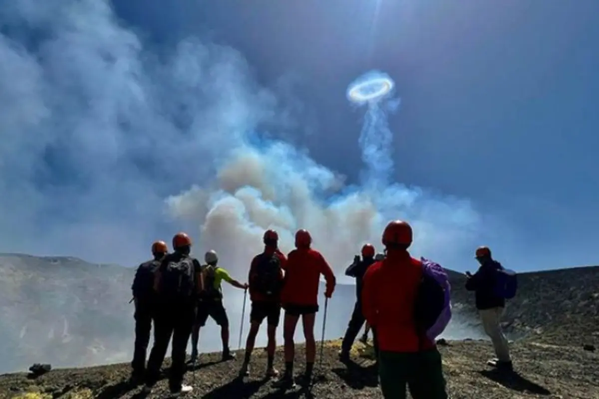 Gunung Api Keluarkan Asap Cincin