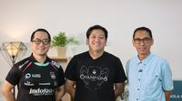 Deputy CEO Planet Persib, Calvin Kizana (paling kiri), Direktur Olahraga Persib, Adhitia Putra Herawan, dan Pemimpin Redaksi Bola.com, Erwin Fitriansyah melakukan obrolan santai di kantor Bola.com, KLY Youniverse, Gondangdia, Jakarta, Rabu (23/10/2024). (Bola.com/Abdul Aziz)