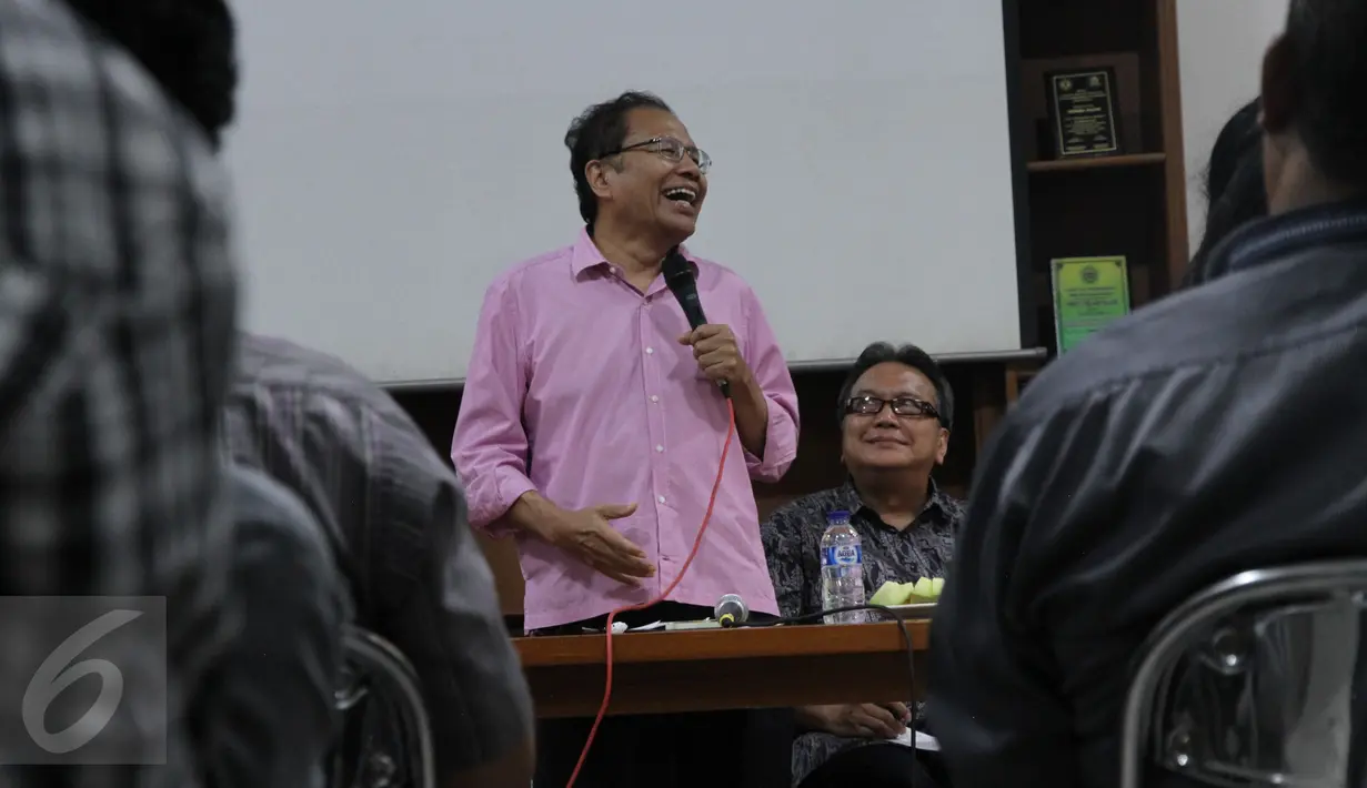 Mantan Menko Maritim dan Sumberdaya Rizal Ramli, memberi keterangan usai menerima masyarakat dan tokoh Maluku di, Tebet, Jakarta, Kamis (25/8). Mereka mendukung Rizal Ramli maju menjadi Gubernur DKI. (Liputan6.com/Angga Yuniar) 
