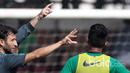 Gaya Luis Milla memberikan instruksi kepada pemain pada sesi latihan Timnas U-22 Indonesia di Lapangan SPH, Karawaci, Jumat (17/3/2017). Latihan ini adalah persiapan untuk melawan Mynmar pada laga persahabatan. (Bola.com/Nicklas Hanoatubun)