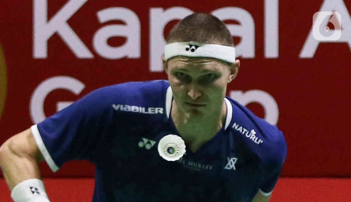 Ekspresi pebulu tangkis tunggal putra Denmark Viktor Axelsen saat melawan tunggal putra India Prannoy Haseena Sunil dalam babak semifinal Indonesia Open 2023 di Istora Senayan, Jakarta, Sabtu (17/6/2023). (Liputan6.com/Herman Zakharia)