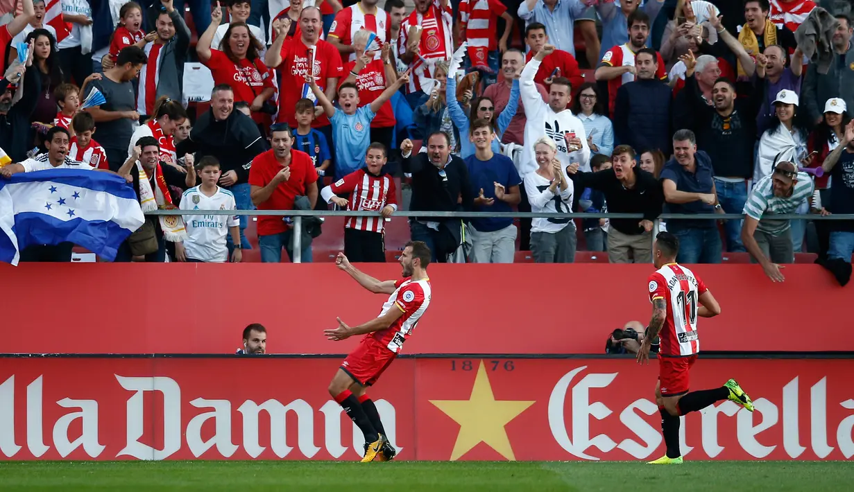 Pemain tengah Girona, Cristi Stuani merayakan gol pertama untuk timnya saat pertandingan La Liga, Girona melawan Real Madrid di stadion Montilivi di Girona, Spanyol (29/10). Girona berhasil menang dengan skor 2-1 atas Real Madrid.(AP Photo/Manu Fernandez)