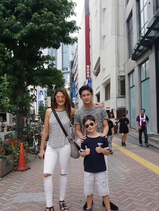 "Terima kasih atas semua pesan dan komentnya ttg kita. Well, we are not perfect (kita tdk sempurna)...and We are not together (kita tdk bersama)," tulis Tamara mengunggah foto bareng mantan suaminya Mike Lewis 10 Mei. (Instagram/tamarableszynskiofficial)