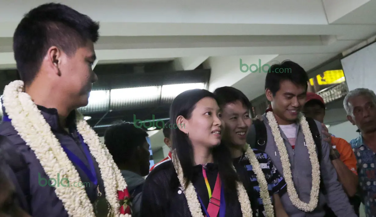 Praveen Jordan/Debby Susanto (kiri) dan Lilyana Natsir/Tontowi Ahmad tiba bersama di Bandara Soekarno-Hatta, Tangerang, Rabu (16/3/2016). (Bola.com/Nicklas Hanoatubun)