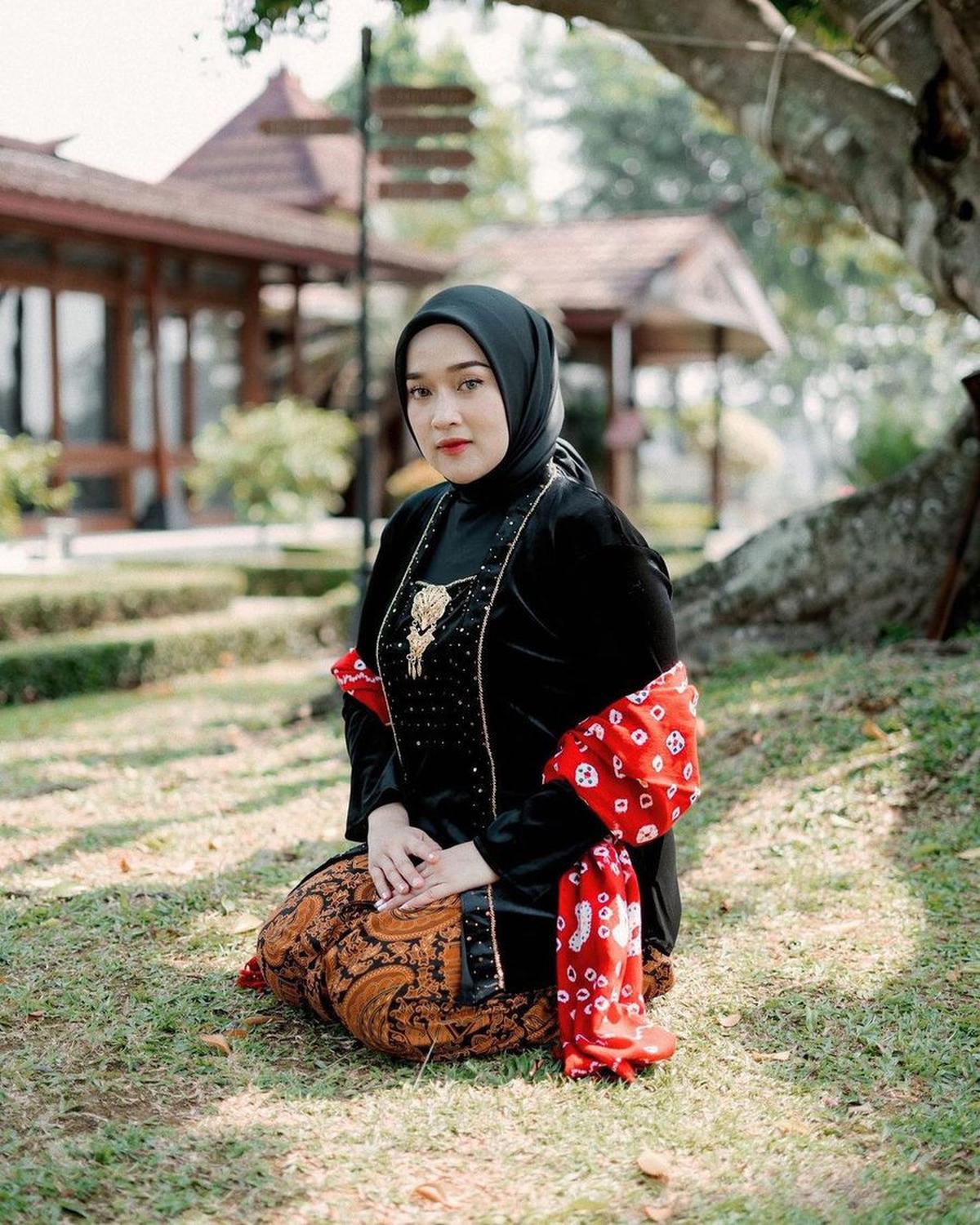 Pakai Kebaya Kutu Baru&nbsp;