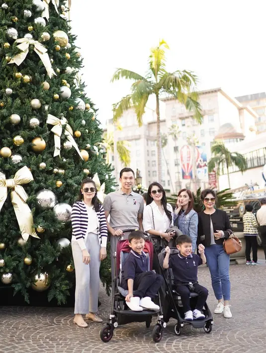 Pancarkan vibes old money, lihat tampilan kece keluarga Sandra Dewi dengan outfit minimalis saat liburan di California, Amerika Serikat. [@sandradewi88]