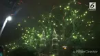 Warga Kuala Lumpur gelar perayaan tahun baru di Menara Petronas. Setelah waktu menunjukkan berganti tahun, hujan kembang api hadir selama beberapa saat.