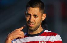 Robek catatan wasit, Dempsey diganjar larangan bermain dua tahun