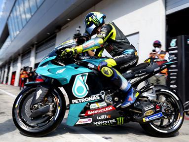 Valentino Rossi dipastikan akan berhenti dari dunia balap MotoGP pada akhir musim 2021 nanti. Rider asal Italia ini mengumumkan keputusan pensiunnya menjelang GP Styria 2021, tepatnya pada Kamis (05/08/2021) lalu. (Foto: AFP/Joe Klamar)