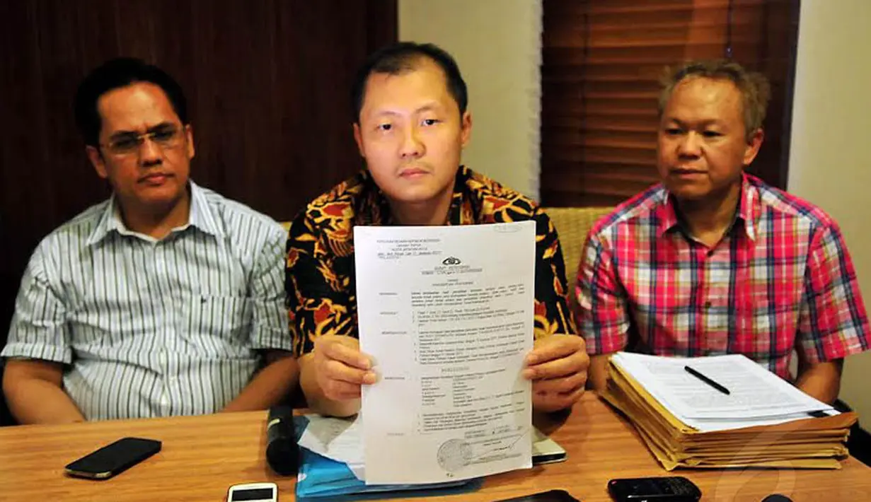 Kasus Theresia berawal ketika ia membuatkan akte jual-beli tanah seluas 3.780 meter dan seluas 7.424 meter di Jayapura. Lantaran tidak adanya bukti PBB, Theresia menangguhkan jual beli, sementara sertifikat tanahnya dikembalikan (Liputan6.com/Johan Tallo)