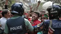 Demonstran terlibat bentrok dengan polisi Bangladesh dalam unjuk rasa menuntut kenaikan upah bagi para buruh garmen setempat (AP Photo)