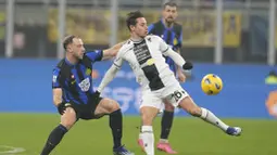 Pemain Inter Milan, Carlos Augusto, berebut bola dengan pemain Udiniese, Florian Thauvin, pada giornata ke-15 Serie A 2023/2024 di Stadion Giuseppe Meazza, Milan, Minggu (10/12/2023). (AP Photo/Antonio Calanni)