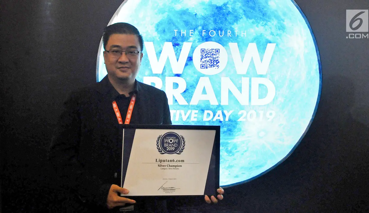 Vice President Marketing KLY Edwin Kartawinata foto dengan membawa penghargaan untuk Liputan6.com title silver kategori News Website pada acara The Fourth WOW Brands Festive Days 2019 di Jakarta, Kamis (14/9). (Liputan6.com/Herman Zakharia)