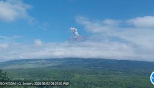 Semeru Kembali Erupsi, Kolom Abu Capai 900 Meter, Meluncur ke Arah Barat Daya. (Liputan6)