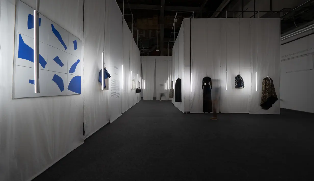 Sukses meluncurkan jenama KRATON, Auguste mengeksplorasi berbagai pendekatan baru dalam dunia mode.  Ia kerap memadukan warisan budaya Jawa dan Cina serta pengaruh budaya Eropa, yang disuguhkan dalam beragam karya busana nan apik dan indah.  [Foto dok : Auguste Soesastro.]