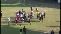 Mehmet Degirmenci pesepak bola Turki dari klub Sanayispor bertindak brutal dengan menendang wajah lawannya asal klub Dallicaspor yang sudah tergeletak tak berdaya di lapangan. Video diunduh dari akun Youtube milik Daily Sabah.