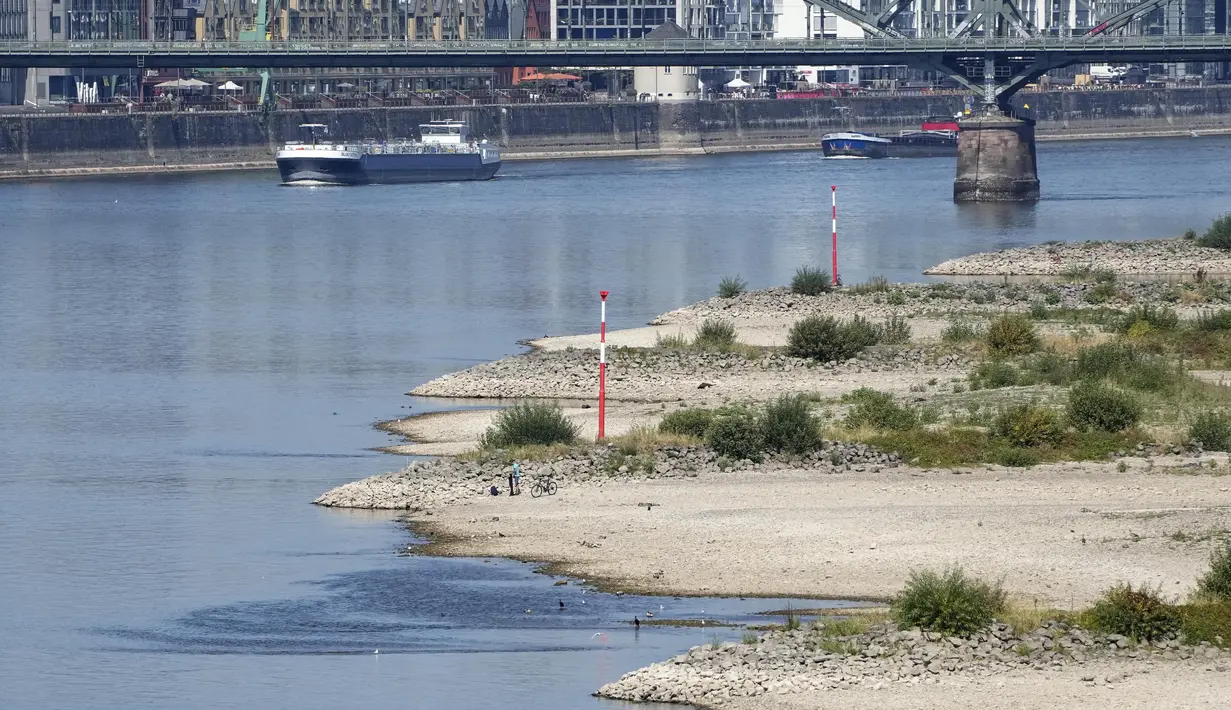 Suasana Sungai Rhine dengan air yang rendah di Cologne, Jerman, Rabu (10/8/2022). Ketinggian air yang rendah mengancam industri Jerman karena semakin banyak kapal yang tidak dapat melintasi jalur air utama. Kekeringan yang parah akan memburuk di Eropa pada bulan Agustus karena musim panas yang panas dan kering terus berlanjut. (AP Photo/Martin Meissner)